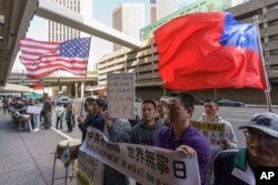 台湾总统蔡英文的支持者等候在她在洛杉矶下榻的酒店外。(2023年4月4日)