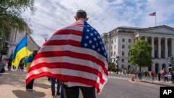 Aktivis pendukung Ukraina berkumpul di luar Capitol di Washington, 20 April 2024, ketika DPR bersiap untuk melakukan voting mengenai persetujuan bantuan luar negeri senilai $95 miliar untuk Ukraina, Israel, dan sekutu AS lainnya. (Foto: J. Scott Applewhite/AP Photo)