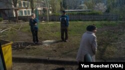 在乌克兰康斯坦丁尼夫卡,撤离巴赫穆特并在庇护所栖身的家庭向被转移到更远地方的朋友告别。(2023年4月11日,美国之音博夏特拍摄)