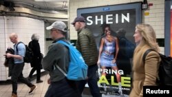 英国伦敦市民走过地铁走道旁中国便宜服装品牌Shein的广告牌。(2024年3月8日)