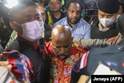 Aparat Kepolisian dan Komisi Pemberantasan Korupsi (KPK) mengawal Gubernur Papua Lukas Enembe (tengah) untuk pemeriksaan kesehatan di RSPAD Jakarta pada 10 Januari 2023: (Foto: JENAYA/AFP)