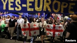 在格鲁吉亚首都第比利斯,人们参加抗议“外国代理人”法案的活动。(2024年4月28日)