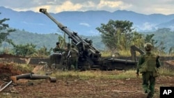 2023年11月24日果敢网络媒体照片:一民族武装部队称该组织检查从缅甸军队哨所缴获的武器