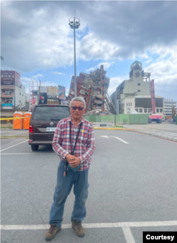 东台湾花莲市区被震毀的天王星大楼4月8日拆除近三分之一,原9楼住户林天赐看著自己的家和家中财产化为废墟。(照片来源:林天赐提供)