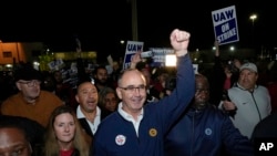 资料照片：全美汽车工人联合会(UAW)主席费恩与福特公司密歇根装配厂的罢工工人走在一起。(2023年9月11日)