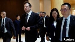 特斯拉首席执行官埃隆·马斯克与特斯拉高层离开北京一家酒店。(资料照片:2023年5月31日)
