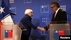 资料照:2024年3月1日,智利财政部长马里奥·马塞尔和美国财政部长珍妮特·耶伦在智利圣地亚哥的财政部大楼举行新闻发布会后握手。(路透社)