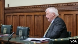 香港最后一位总督彭定康(Chris Patten)在英国国会中指责在香港的外国法官”扼杀“香港的民主运动。（美国之音李伯安，2024年5月14日）