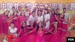 在这张未注明日期的照片中,迪丽努尔·买苏木江位于第二行中间。照片由夏米西努尔提供。