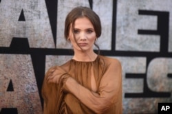 Freya Allan di pemutaran perdana "Kingdom of the Planet of the Apes," 2 Mei 2024, di Los Angeles. (dok: Richard Shotwell/Invision/AP)