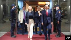 资料照:在台湾外交部发布的照片中,英国前首相利兹·特拉斯2023年5月16日抵达台湾桃园机场时,与台湾外交部长吴钊燮一起行走。