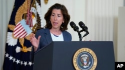 资料照片:2023年6月26日,美国商务部长雷蒙多在华盛顿白宫东厅举行的关于高速互联网基础设施的活动中发表讲话。(美联社照片)