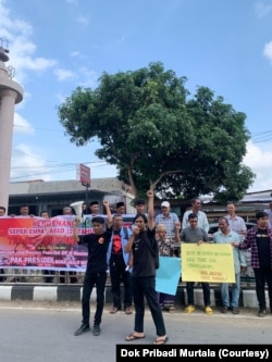 Forum Komunikasi Korban dan Keluarga Korban Tragedi Simpang KKA (FK3T-SP.KKA) saat memperingati 25 tahun pelanggaran HAM berat masa lalu di Simpang KKA, Aceh. Jumat, 3 Mei 2024. (Courtesy: Dok Pribadi Murtala)