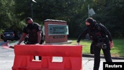 美国前总统唐纳德-特朗普将前往亚特兰大富尔顿郡看守所投案,执法人员在入口附近设置路障。(2023年8月24日)