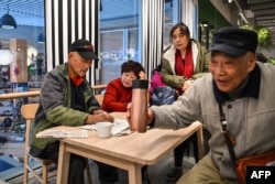 上海老人每周二在瑞典家具店Ikea的咖啡厅里聚会。(2023年12月5日)