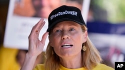 2023年10月23日，前美军飞行员杜根的妻子萨弗琳·杜根在悉尼唐宁中央法院外发表讲话。（美联社照片）