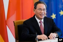 中国总理李强访问柏林期间在一个签字簿上签名。(2023年6月19日)