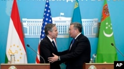 美国国务卿布林肯与哈萨克斯坦外长提留贝蒂在共同记者会上。(2023年2月28日)