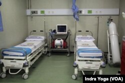 Sarana medis yang dimiliki oleh KRI 992 dr. Radjiman Wedyodiningrat di antaranya adalah ruangan UGD untuk pasien yang membutuhkan penanganan secara cepat. (VOA/Indra Yoga)