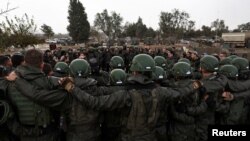 2023年12月13日,以色列军人准备进入加沙地带。(路透社照片)