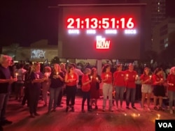 位处特拉维夫市中心广场设有一个超大型LED红色字幕看板上显示人质从被俘到当前的实况计时,提醒民众人质危机已近22天。(美国之音/赖素芬)