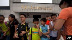 资料照:中国学童参观位于北京的中国人民抗日战争纪念馆。(2013年8月15日)