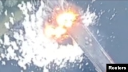 2024 年 8 月 16 日,乌克兰对俄罗斯库尔斯克地区发动袭击后,塞姆河上的一座桥梁冒出滚滚浓烟。(视频截屏)