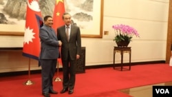 2024年3月26日尼泊尔外长施雷斯塔(左)和中国外长王毅在北京举行会谈(尼泊尔外交部提供)