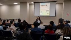 11月17日独立纪录片《中原纪事》放映会结束后,女权活动人士李思磐发表演讲。(美国之音 周星晨)