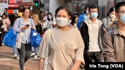 香港政府3月1日开始撤销防疫“口罩令”,市面上大部分市民仍然戴着口罩 (美国之音/汤惠芸)