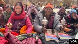 2024年4月5日,好几百位达拉克人坐在抗议现场,要求印度政府把拉达克从中央直辖区变为一个邦。他们从今年2月开始就在这里进行抗议,要求以印度一个邦的地位来获得宪法保障,以保护他们的文化传统和自然环境 (美国之音/贾尚杰)