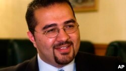 资料照片:新泽西展望公园镇镇长穆罕默德·凯鲁拉。(美联社摄于2004年7月30日,凯鲁拉时任该镇区议会成员。)