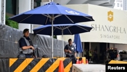 资料照：新加坡香格里拉酒店举行亚洲安全论坛期间，廓尔喀士兵在入门处站岗。（2023年6月2日）