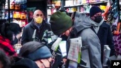 Warga memakai masker di sebuah toko kelontong di Brooklyn, New York (foto: ilustrasi).