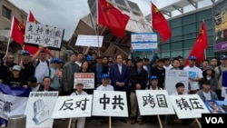 5月4日,洛杉矶民主人士和异议人士齐聚小东京地铁站,观看《异见者》电影并举行游行活动,抗议中共跨国镇压异议人士。