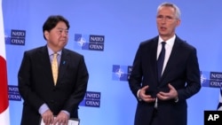 资料照:日本外相林芳正与北约秘书长斯托尔滕贝格在布鲁塞尔举行的北约外长会议期间出席记者会。(2023年4月4日)