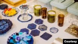 Berubah Bentuk --Limbah plastik didaurulang menjadi kursi, kalung, kotak tisu, dan tatakan gelas (Dokumentasi: Potato Head)