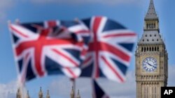 资料照:英国议会大厦与英国国旗