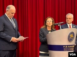 美国会众议员麦卡琳(Lisa McClain,中)率其他众议院跨党派访问团成员在员4月23日在台北召开记者会。(美国之音特约记者杨安拍摄)