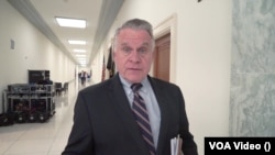 资料照 - 美国国会共和党新泽西第四选区众议员克里斯·史密斯接受美国之音乌克兰语组记者的采访。