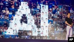 资料照:中国百度首席执行官李彦宏在北京举行的2018年百度创造大会上谈论人工智能。(2018年7月4日)