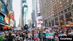 “青鸟行动”在六四35周年当天在纽约时报广场做广告,全天播放“挺台湾民主”视频,并吸引众多人到现场助威。(海外青鸟公妈应援团照片)