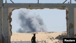 2024年8月8日,以色列在加沙地带南部的汗尤尼斯发动袭击后升起的烟雾。(路透社照片)