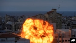 2023年10月8日，以色列空袭加沙市后，大火和浓烟滚滚。