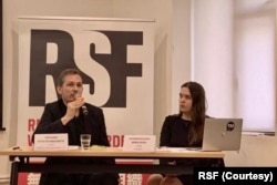 资料照:无国界记者驻台北倡议专员白奥兰(Aleksandra Bielakowska 右)与无国界记者组织亚太局主任 Cédric Alviani (左)在台北出席世界新闻自由指数发布会。(2023年5月3日)