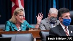 美国众议院外交事务委员会副主席、密苏里州共和党联邦众议员安·瓦格纳(左一)