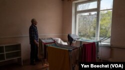 乌克兰顿涅茨克州康斯坦丁尼夫卡的一处幼儿园被改为庇护所,收容逃离巴赫穆特的居民。(2023年4月11日,美国之音博夏特拍摄)