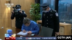 中国官媒CCTV播放警察对咨询企业凯胜融英进行突袭搜查的录像。(2023年5月9日)