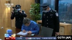 中国官媒CCTV播放警察对咨询企业凯胜融英进行突袭搜查的录像。(2023年5月9日)