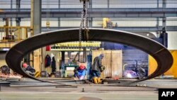 中国山东省青州一家风力涡轮机制造工厂的工人在做工。(2024年3月18日)